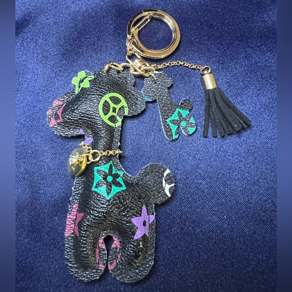 Giraffe Luxury Keychains - Picture 2 of 2